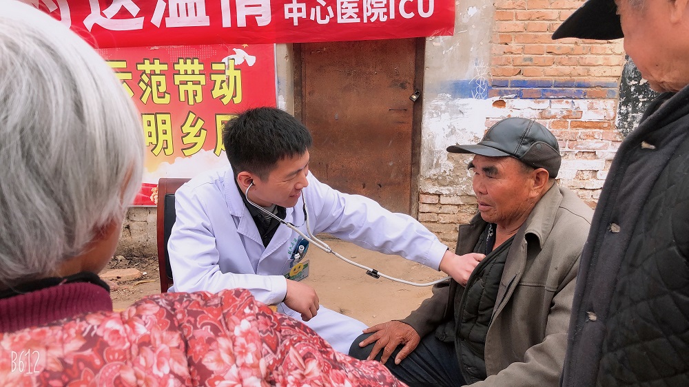 尉氏縣中心醫(yī)院ICU下鄉(xiāng)義診——健康扶貧暖人心 (5).jpg