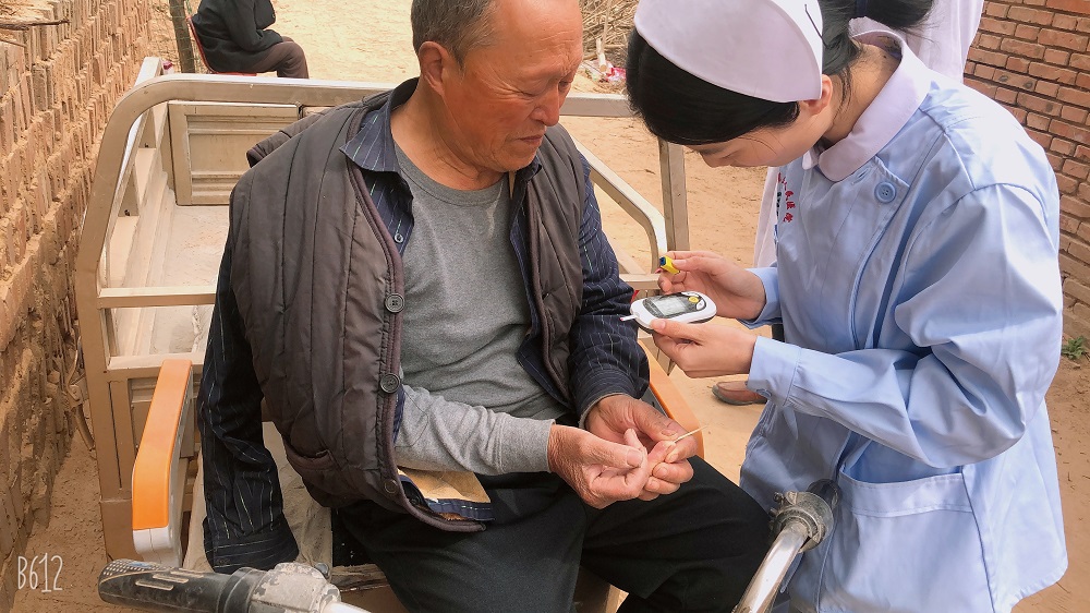 尉氏縣中心醫(yī)院ICU下鄉(xiāng)義診——健康扶貧暖人心 (4).jpg